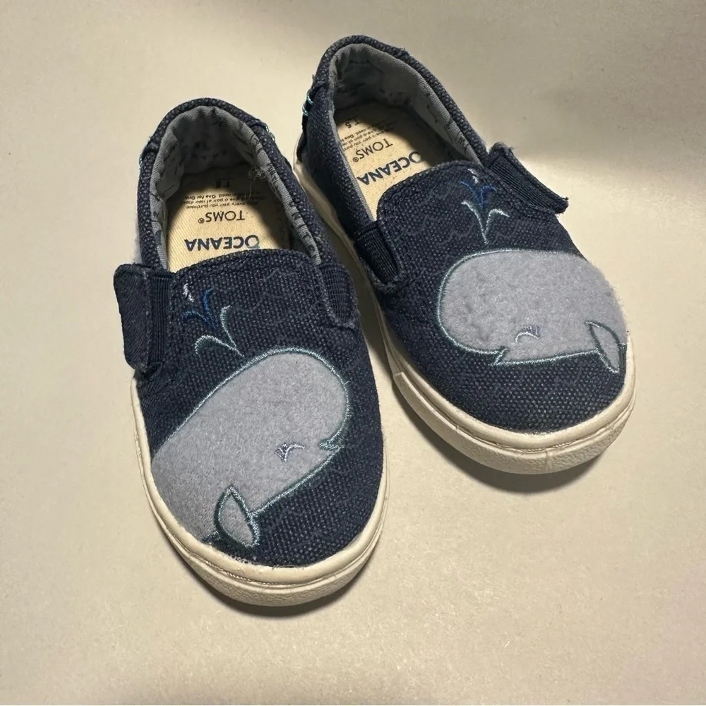 Tom’s toddler blue whale design slip on sneakers